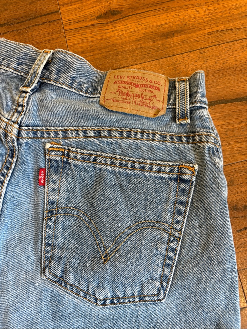 VTG Y2K Levi’s Denim Shorts Women’s Size 10 Classic Fit Mom Shorts - Picture 3 of 8
